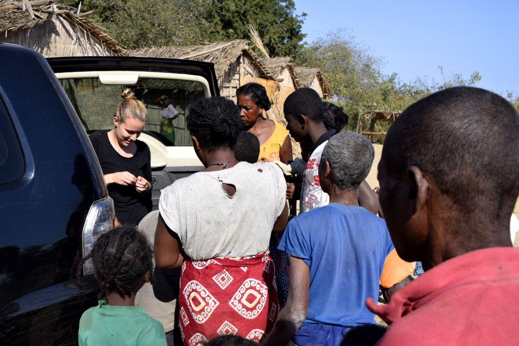 Dorfgemeinschaft wartet auf ein paar Süßigkeiten