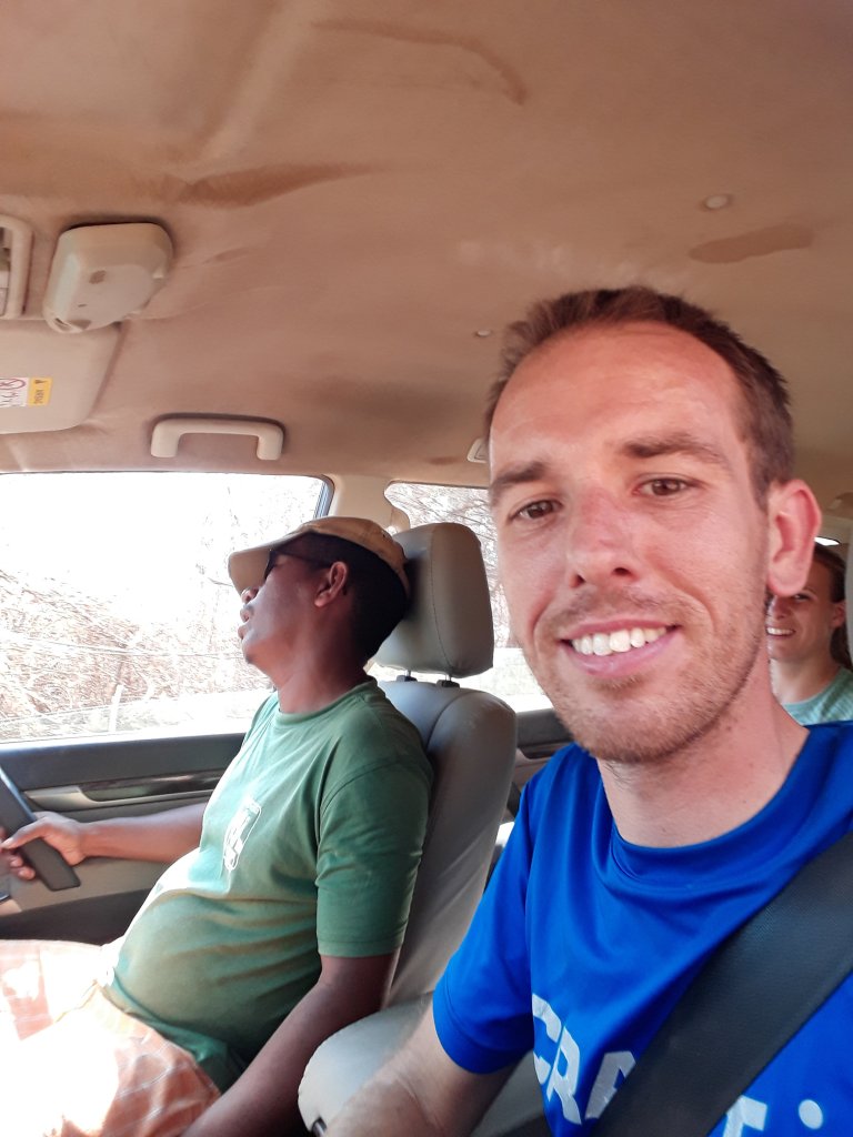 Guide Tahina ist vor Erschöpfung im Auto eingeschlafen